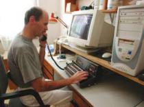 Digitální propojovací telefonní ústředna z roku 2000